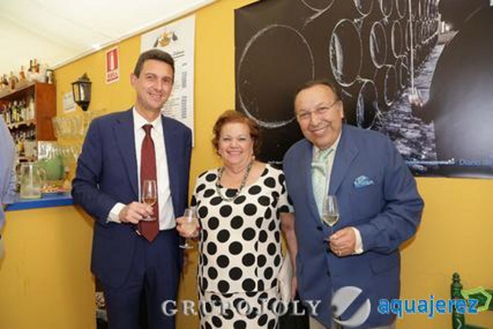 Miguel Berraquero brinda en la Feria junto al guitarrista jerezano Paco Cepero y su mujer, Chari.

Foto: Manuel Aranda