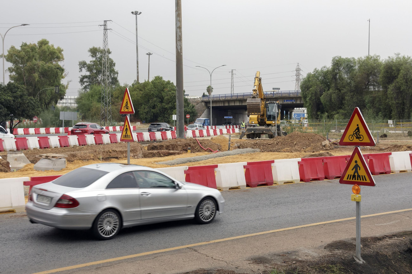 Obras de la construcción del carril del tranvibus que conectará Santa Justa, Sevilla Este y Torreblanca