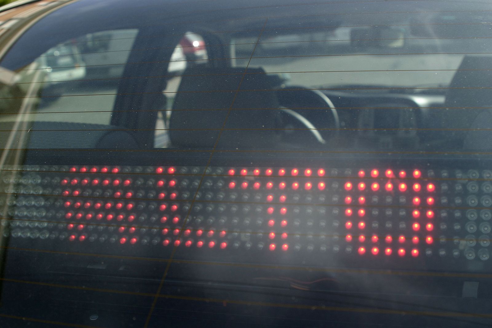 La luna trasera de un coche camuflado de tráfico.