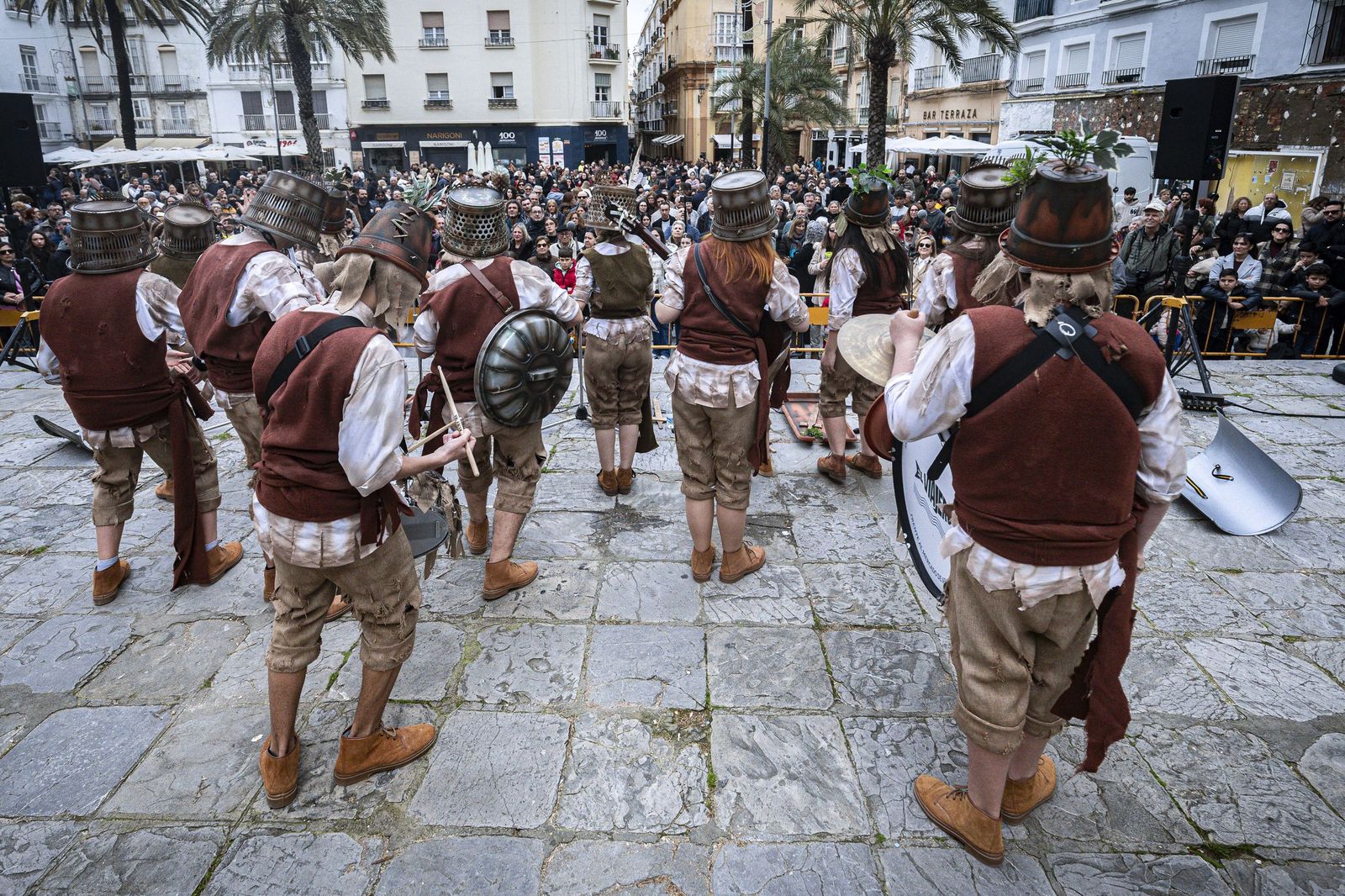 Las imágenes de la Chicharronada y la Gambada del Carnaval de Cádiz 2026