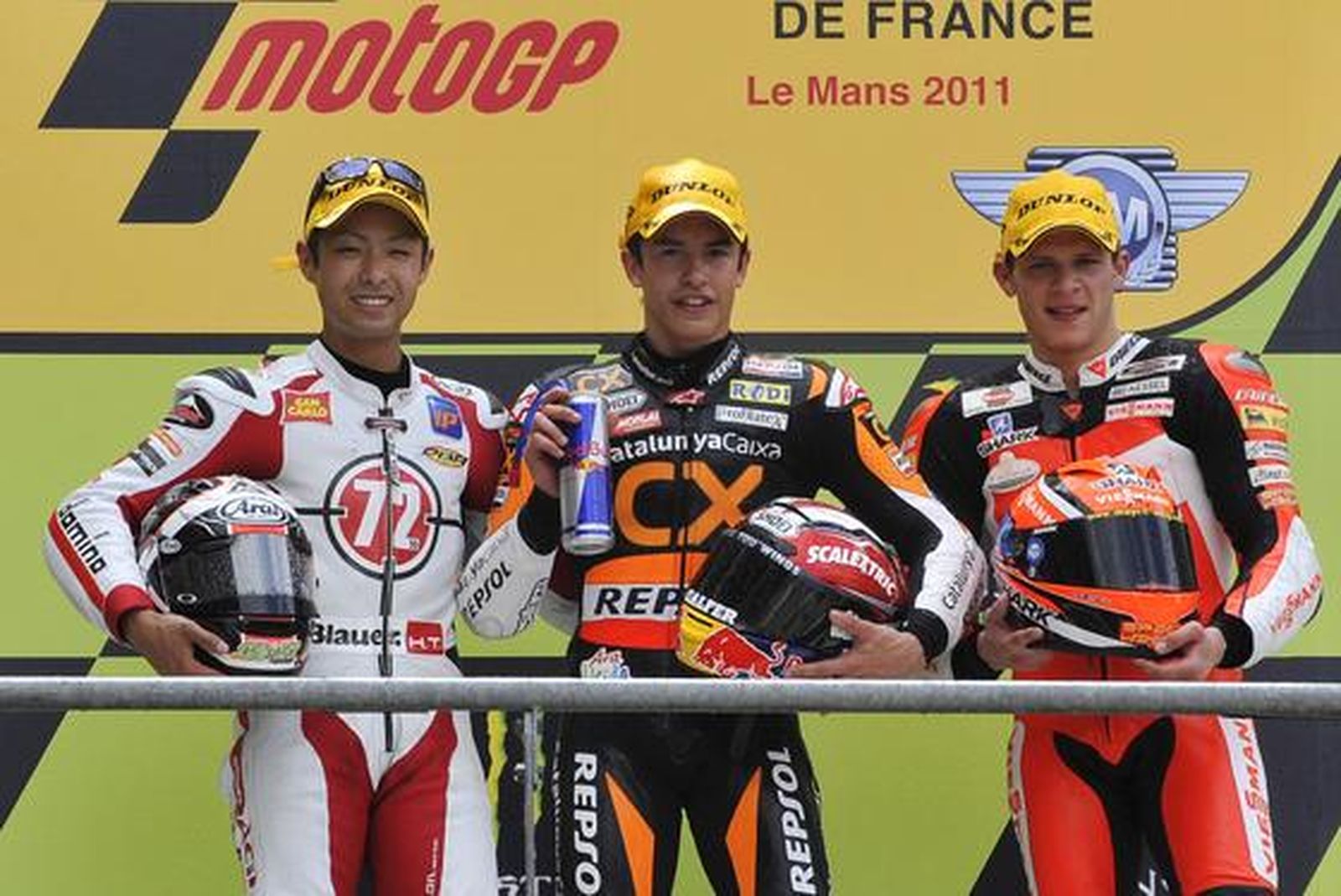 Marc Márquez, en el centro, flanqueado por Yuki Takahashi y Stefan Bradl en el podio de Moto2.

Foto: EFE