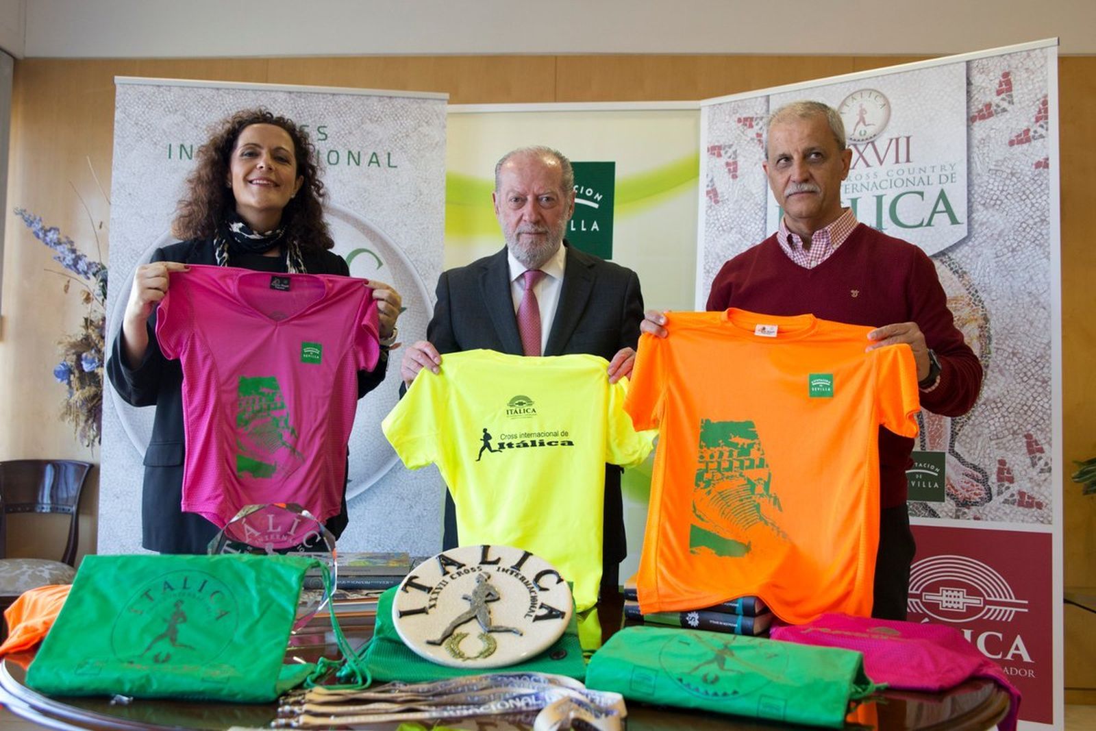 Presentación de las camisetas en apoyo a la candidatura de Itálica.