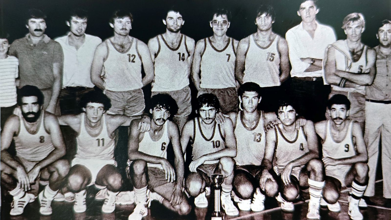 1984-85. Fulgencio Casanova (entrenador), Herrera, Sosa, J.A. Casanova,  Tiravit, Osuna, Llano, Delmás, José Rocha (entrenador), Margaro,  Blázquez, Alfaro, Rodríguez, Madroñal, Alonso y Fernández.