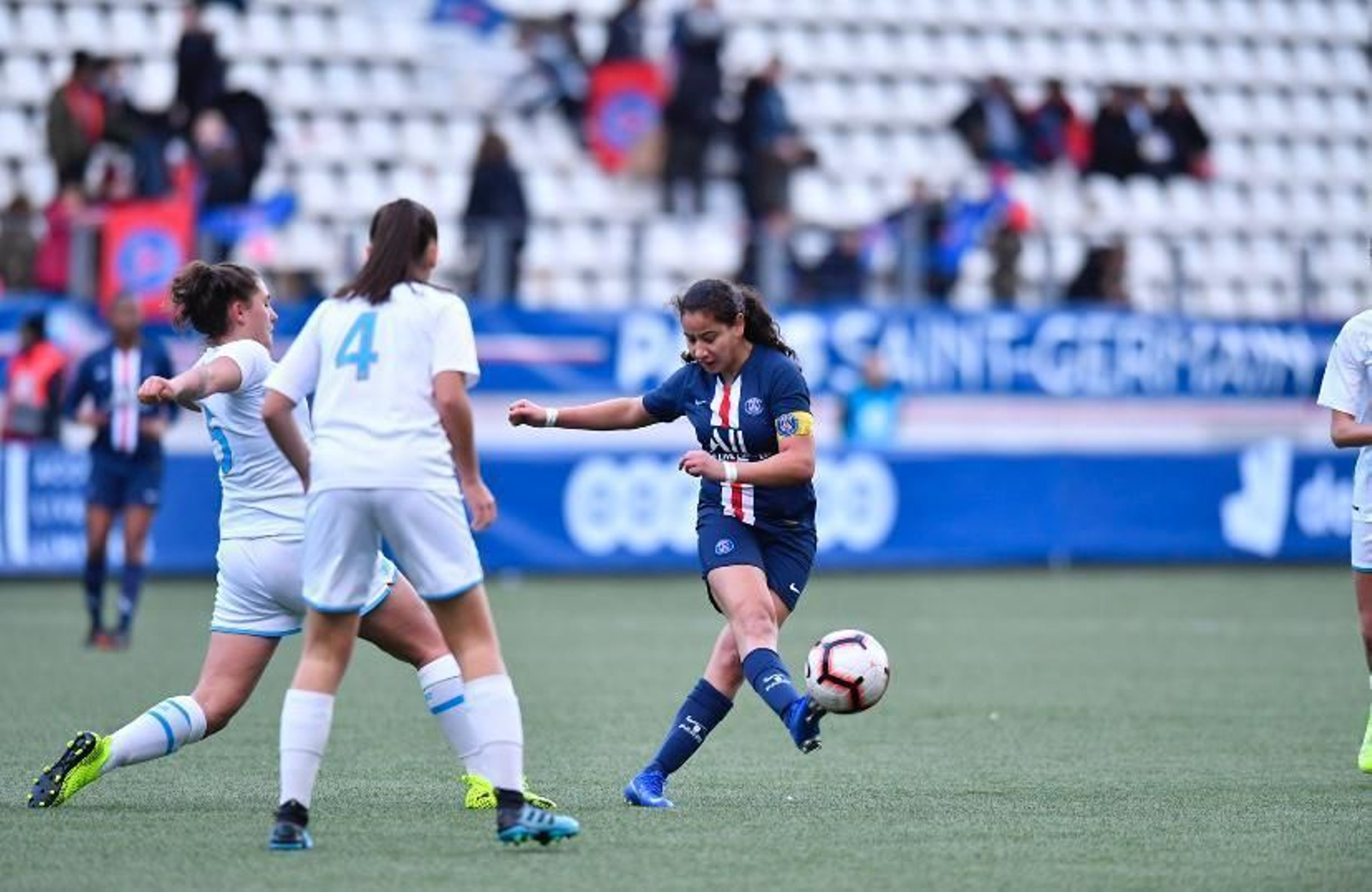 Sana Guermazi golpea el balón en un partido con el PSG.