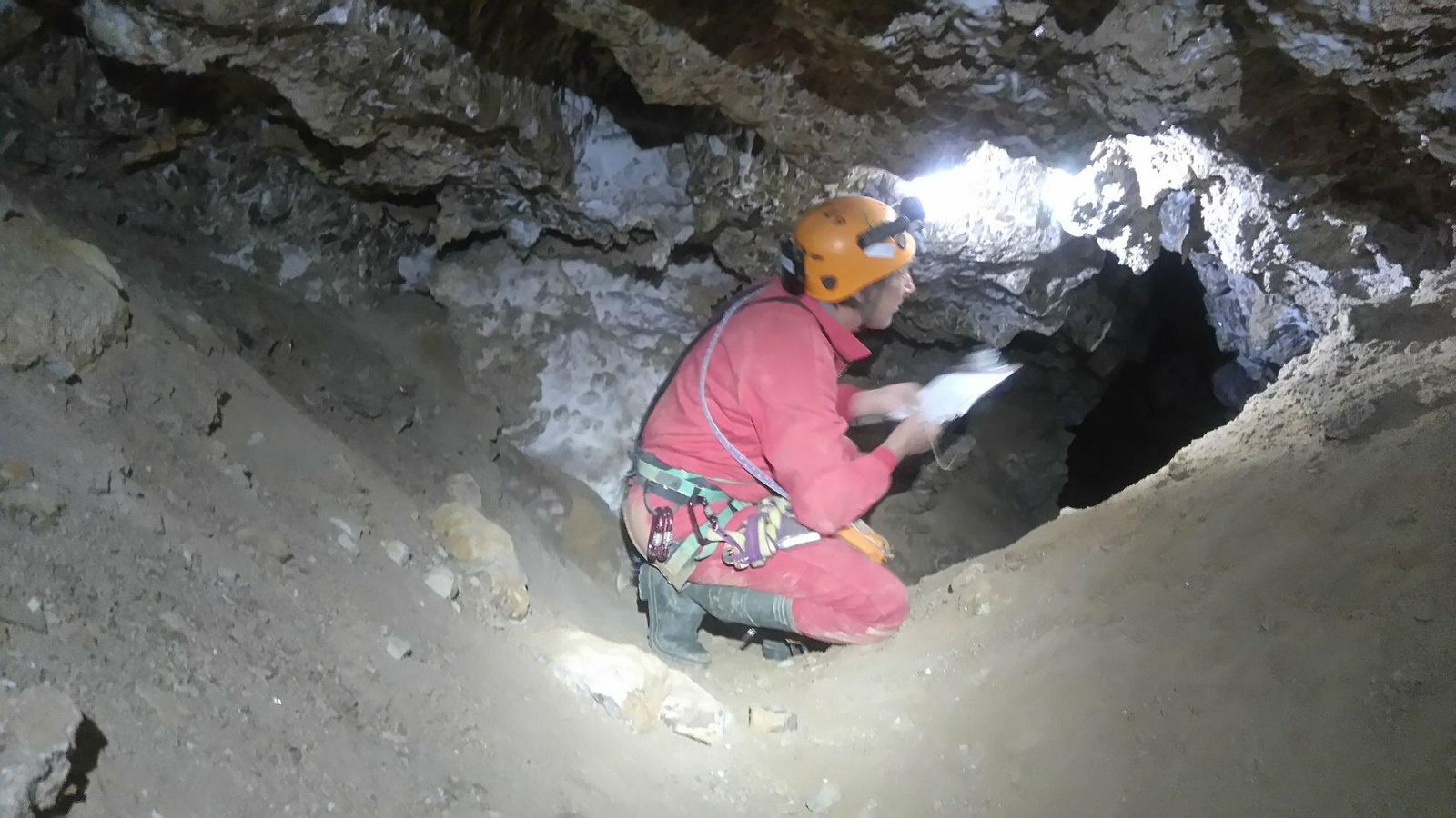 Alain Thibault, topografiando una de las cuevas