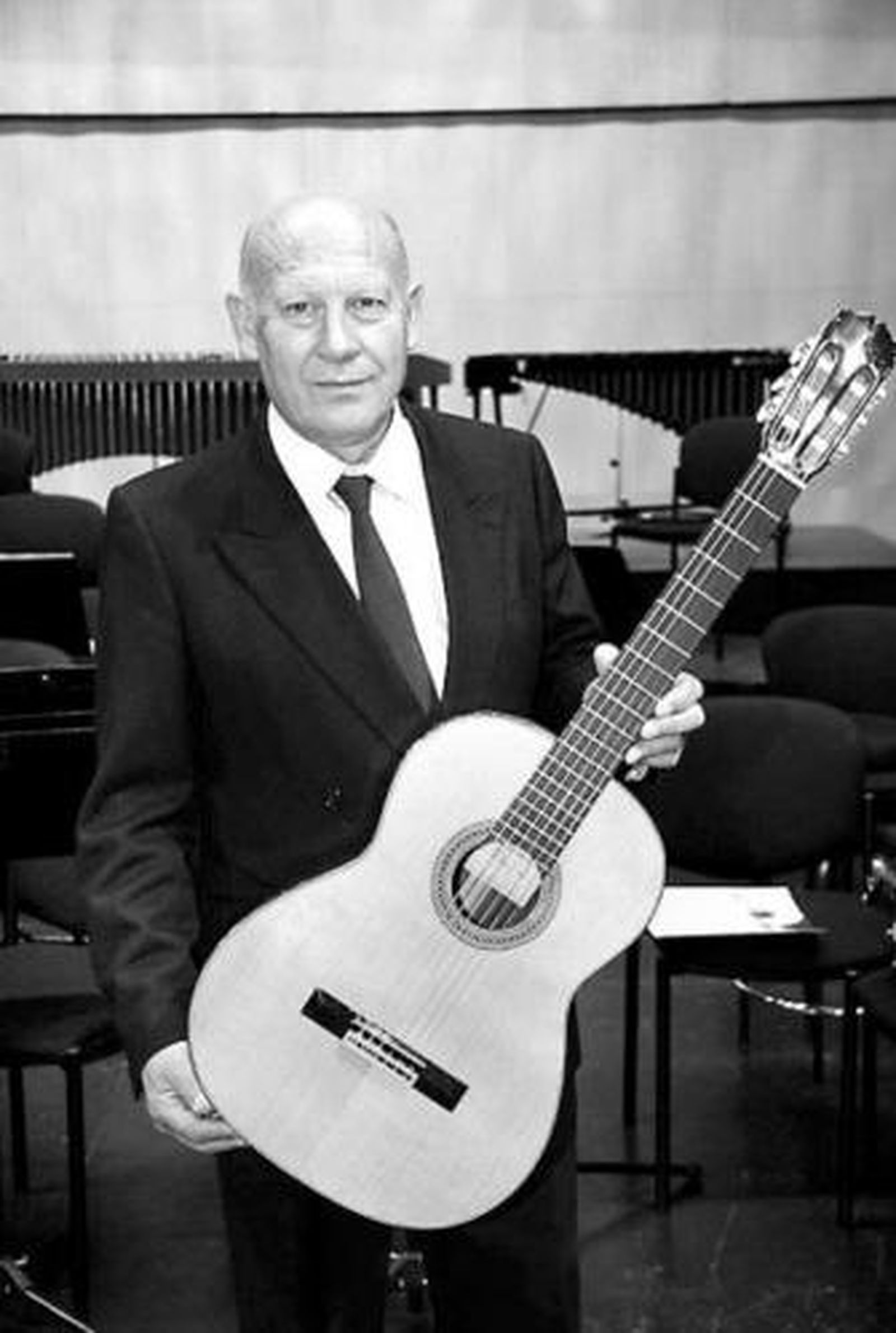 Juan Miguel González con una de sus guitarras.