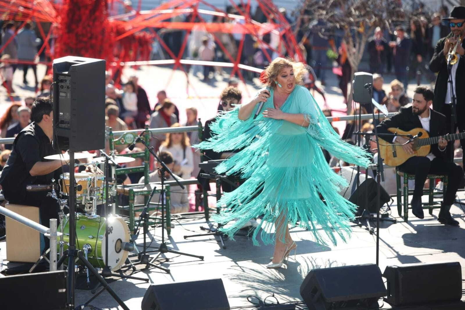 Mara Rey, durante su actuación en la plaza Belén