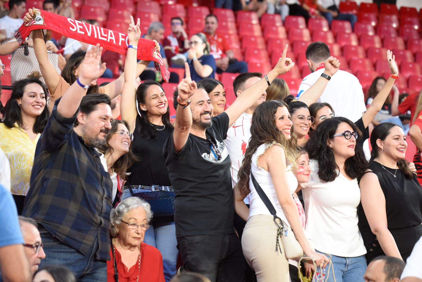 Búscate en la celebración del Sevilla, en el Sánchez-Pizjuán