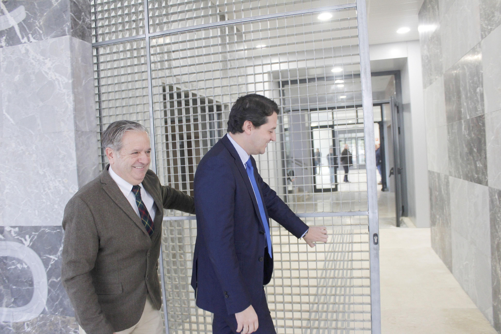 José María Bellido y Salvador Fuentes, en el edificio de la Normal reformado.