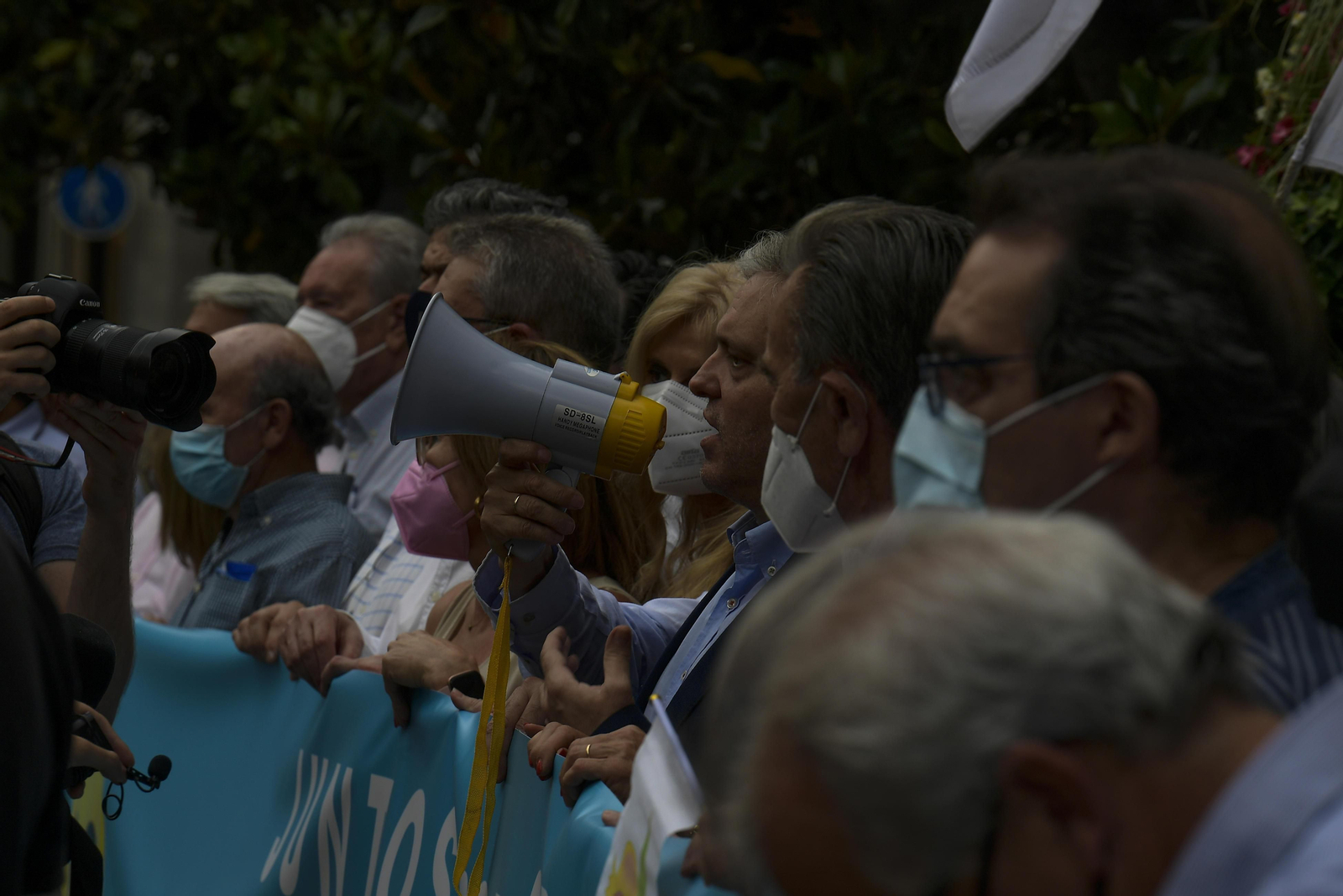 La concentración para pedir un nuevo gobierno municipal en Granada, en imágenes