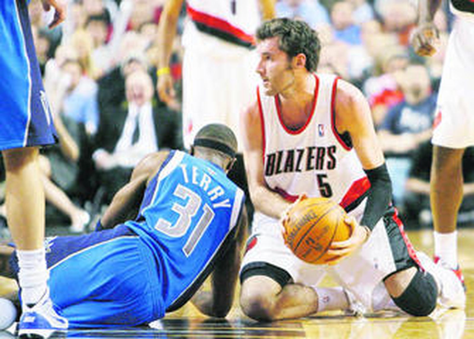 Rudy Fernández pelea por un balón con Jason Terry.