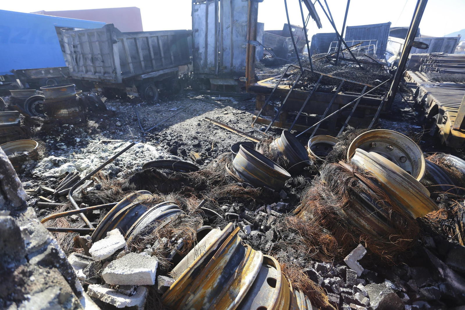 Así ha quedado el desguace del polígono Guadalhorce de Málaga tras el incendio, en fotos