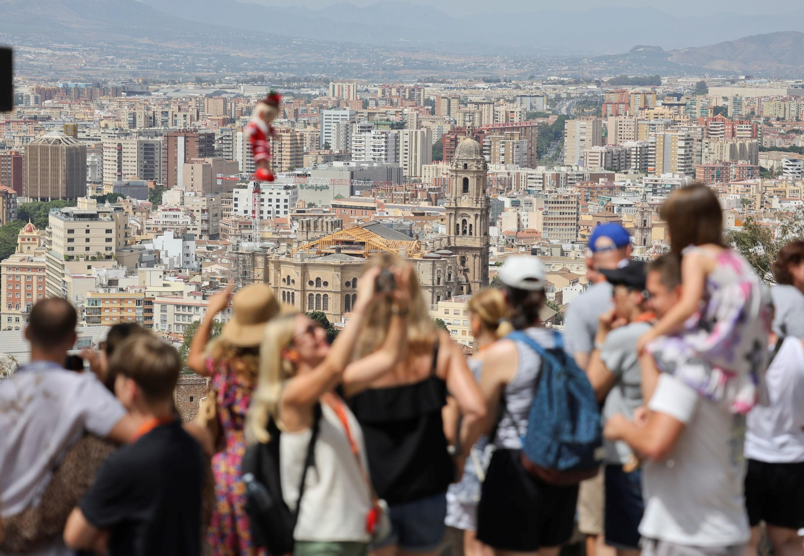 Un grupo de cruceristas contemplan las vistas de la ciudad de Málaga.