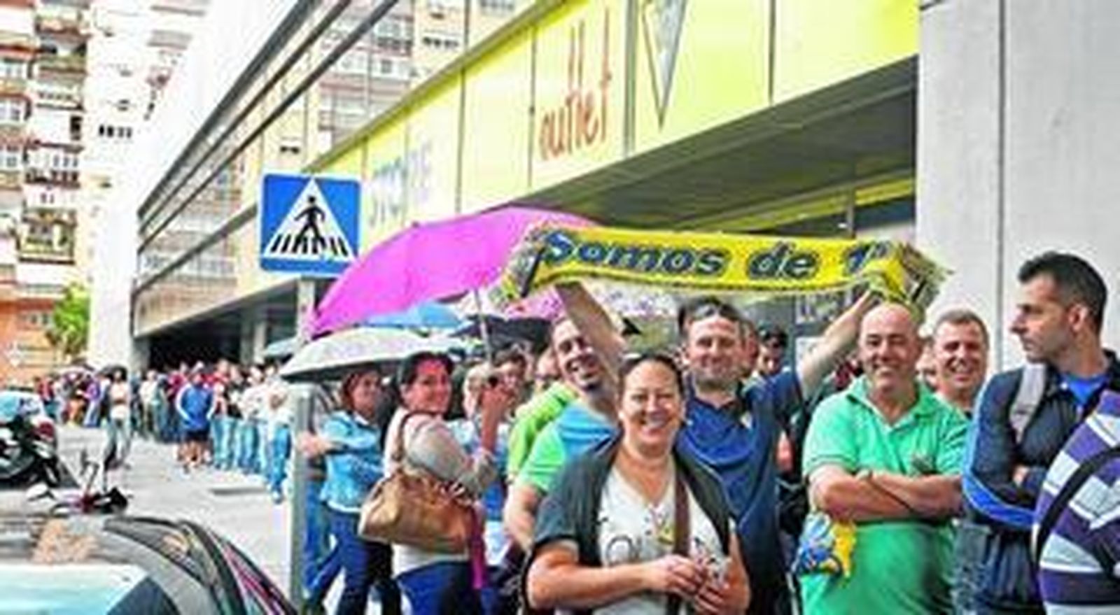 Un aficionado muestra una bufanda mientras espera su turno en la espectacular cola que ayer casi daba la vuelta al Carranza.