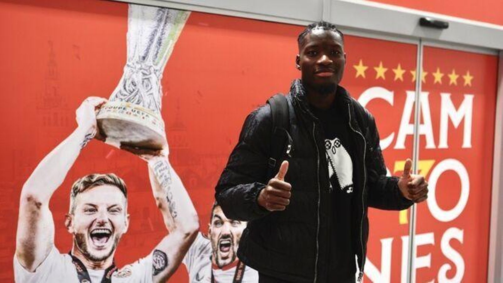 Lucien Agoumé, a su llegada este viernes al aeropuerto de Sevilla.