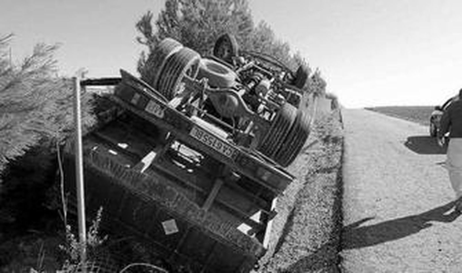 Un hombre pasa ante uno de los vehículos implicados en el mortal siniestro registrado ayer.