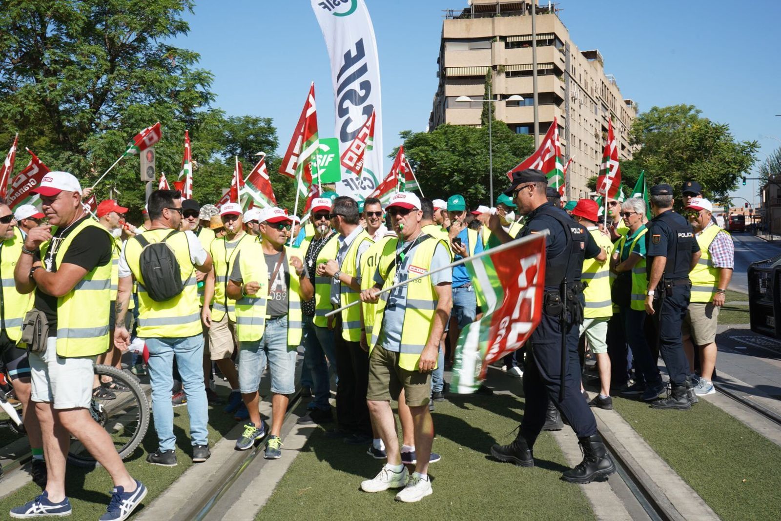 Fotos: así transcurre la manifestación y la huelga de autobuses urbanos de Granada