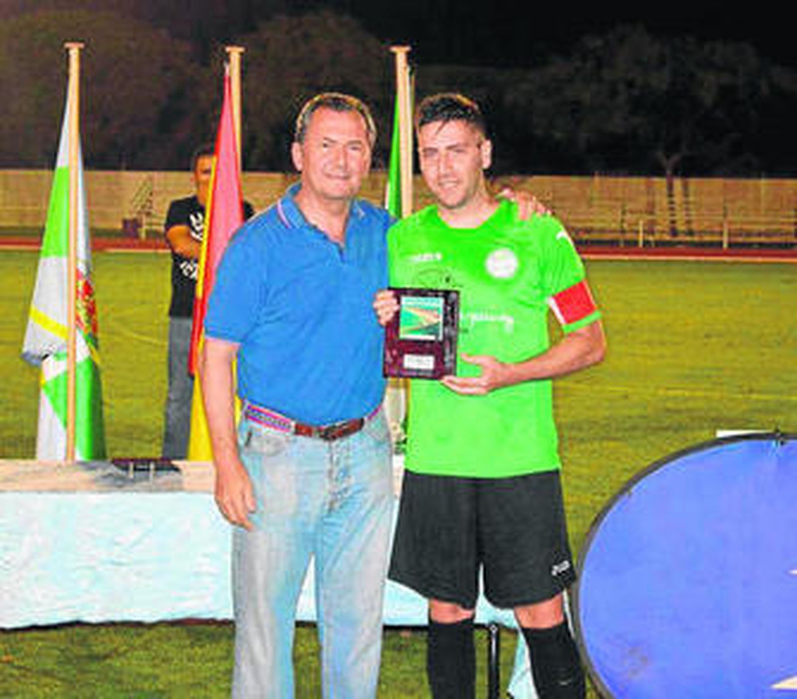 El alcalde de la localidad costera entrega el trofeo del Memorial.