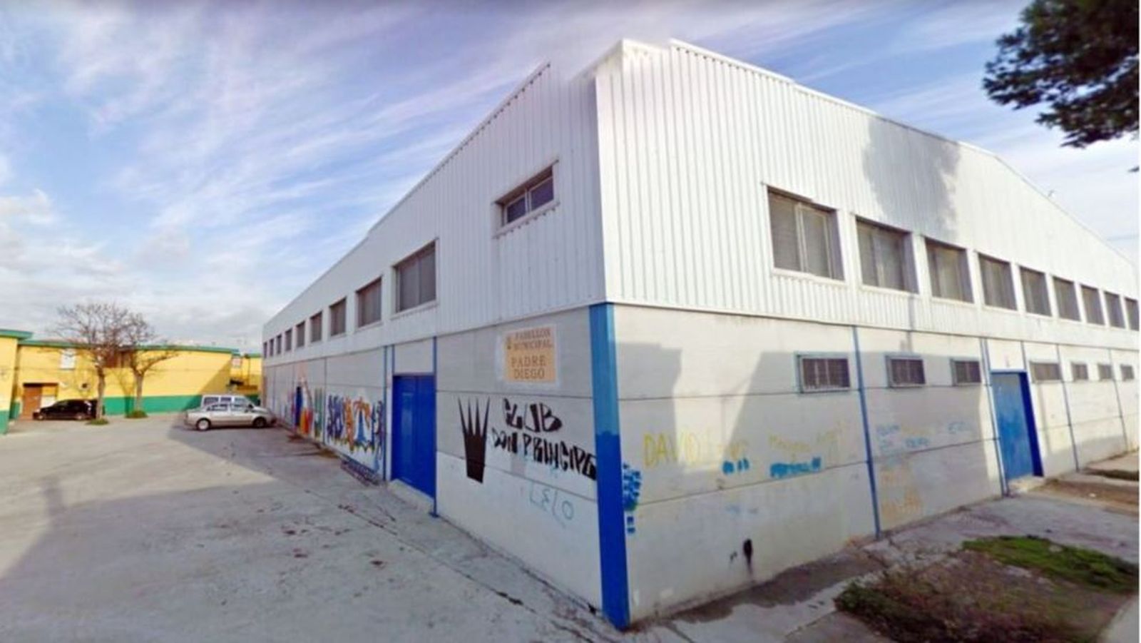 Exterior del pabellón Padre Diego, en la barriada linense de Los Junquillos