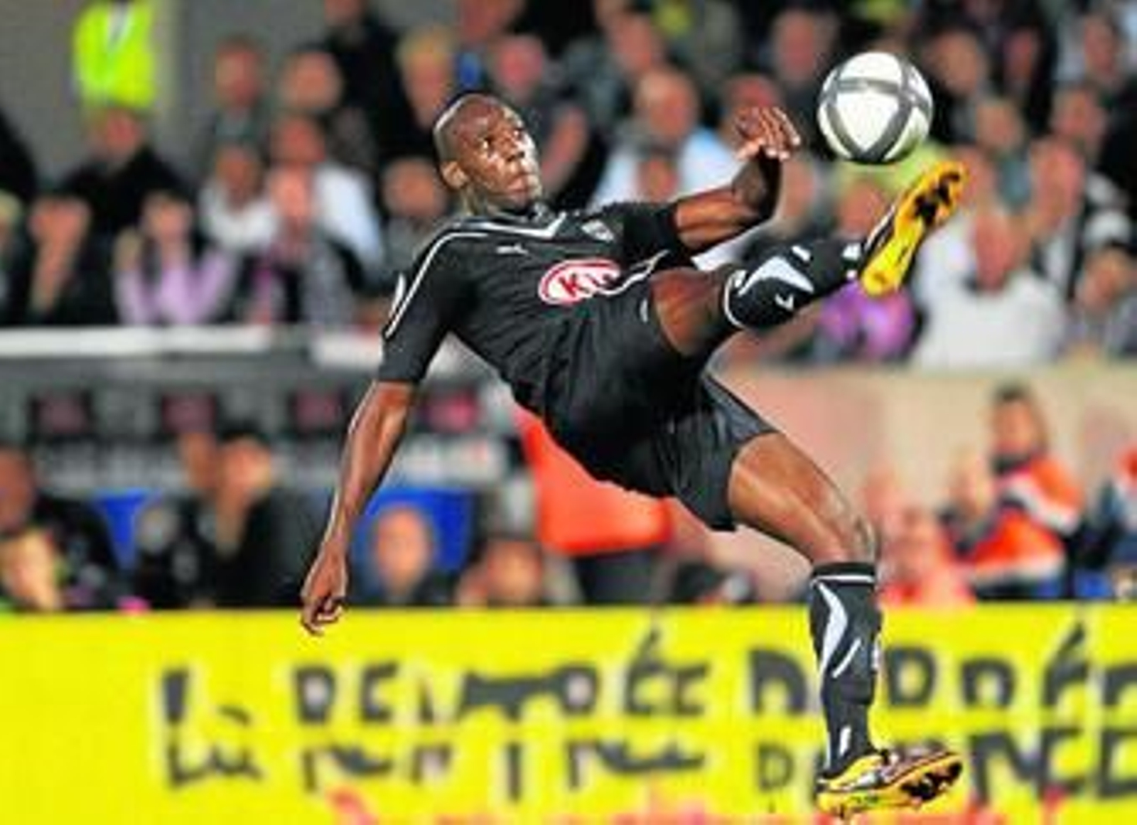 Ciani despeja un balón de acrobática chilena en un partido del Girondins contra el OM.