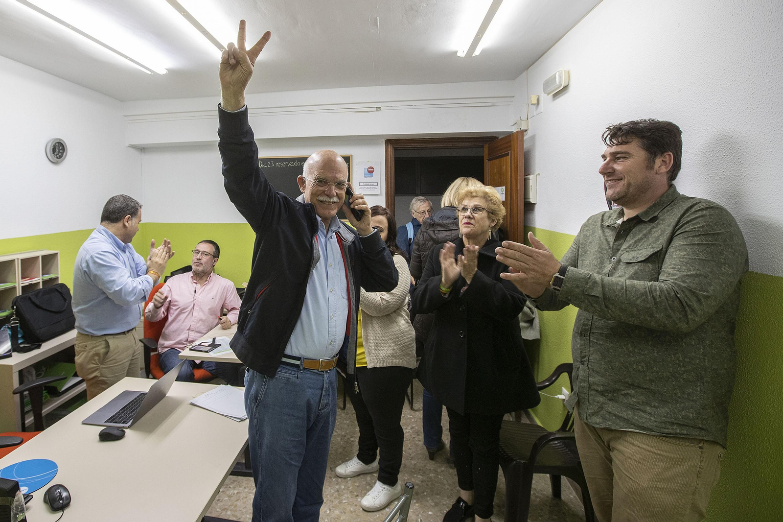 Agustín Rosety, cabeza de lista de Vox por Cádiz, recibe las primeras felicitaciones por los resultados conseguidos.