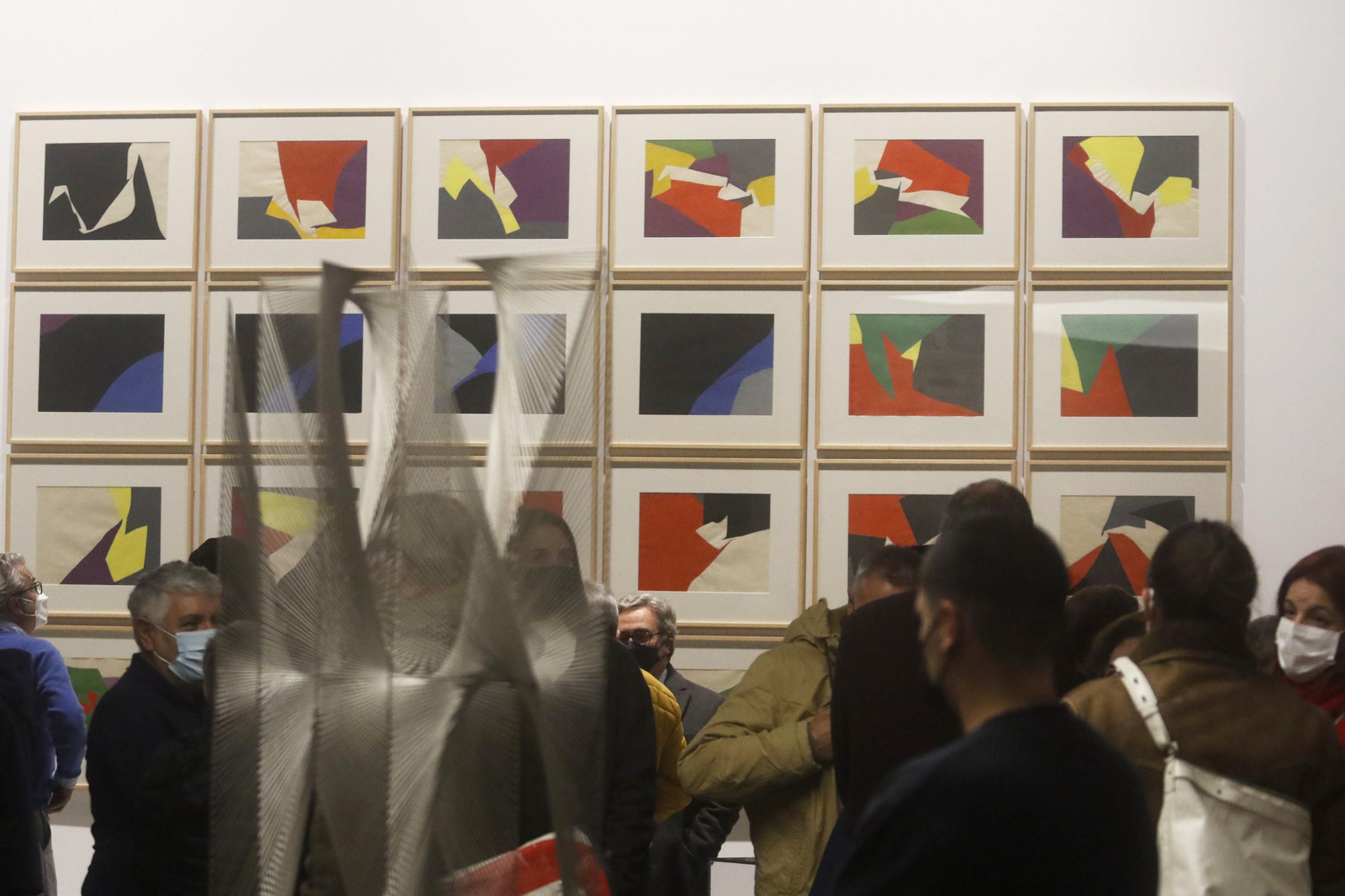 Los visitantes disfrutan con varias de las obras exhibidas en el C3A.