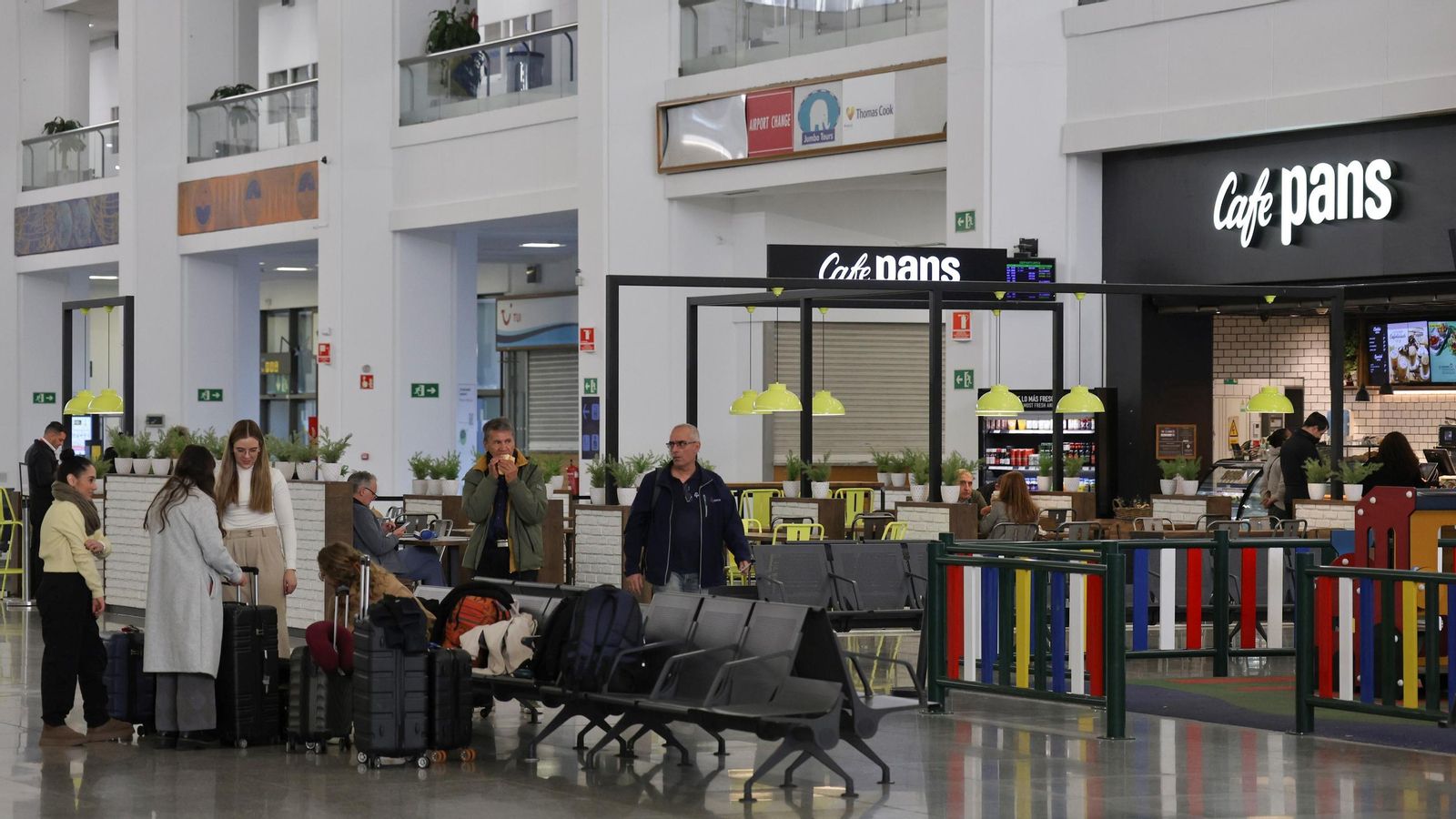 Una de esas cotidianas escenas de aeropuerto con todo en su debido lugar.
