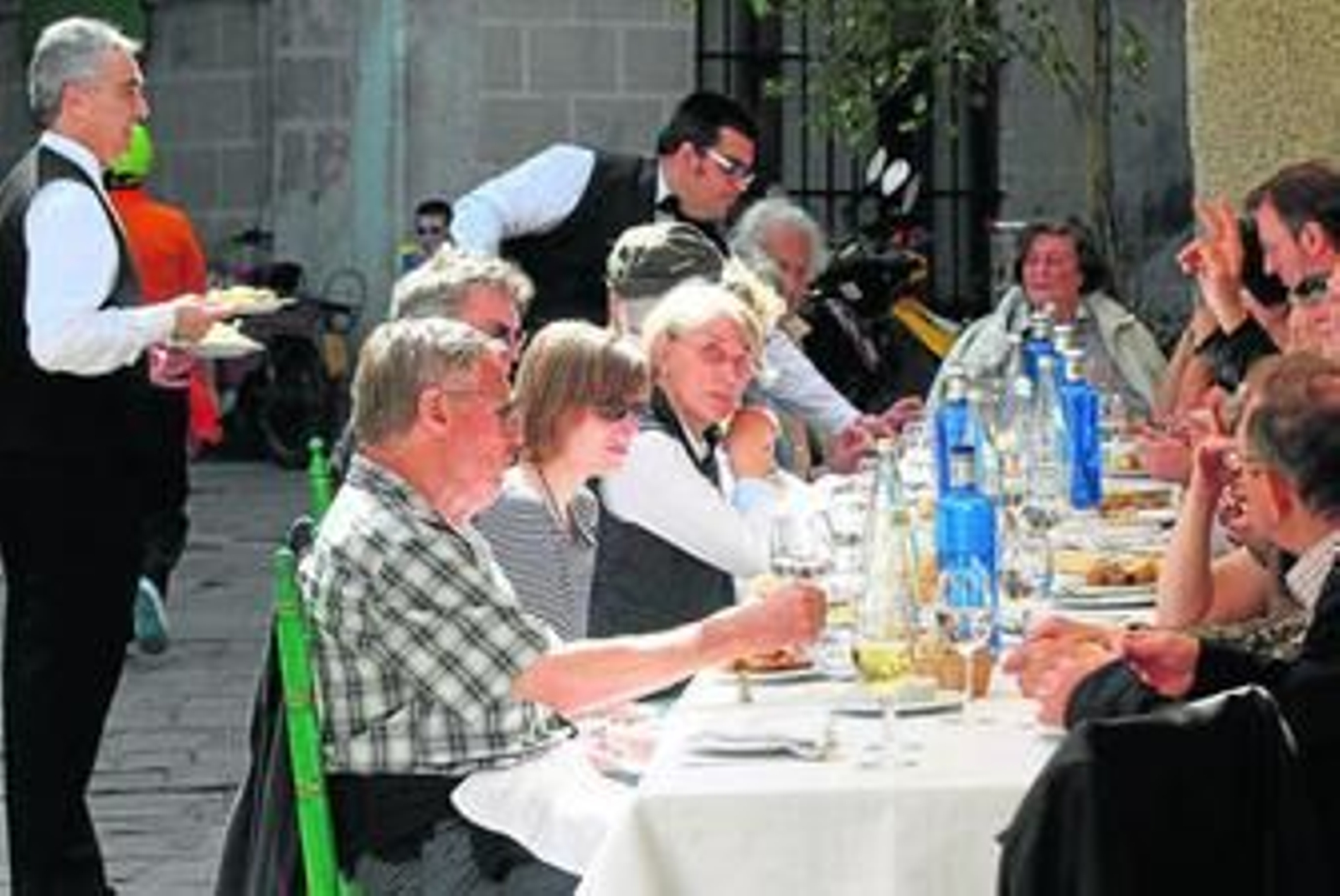 Varios camareros de Bar Juanito sirven diferentes tapas a un grupo de turistas alemanes que visitaban la ciudad, hace unos días.