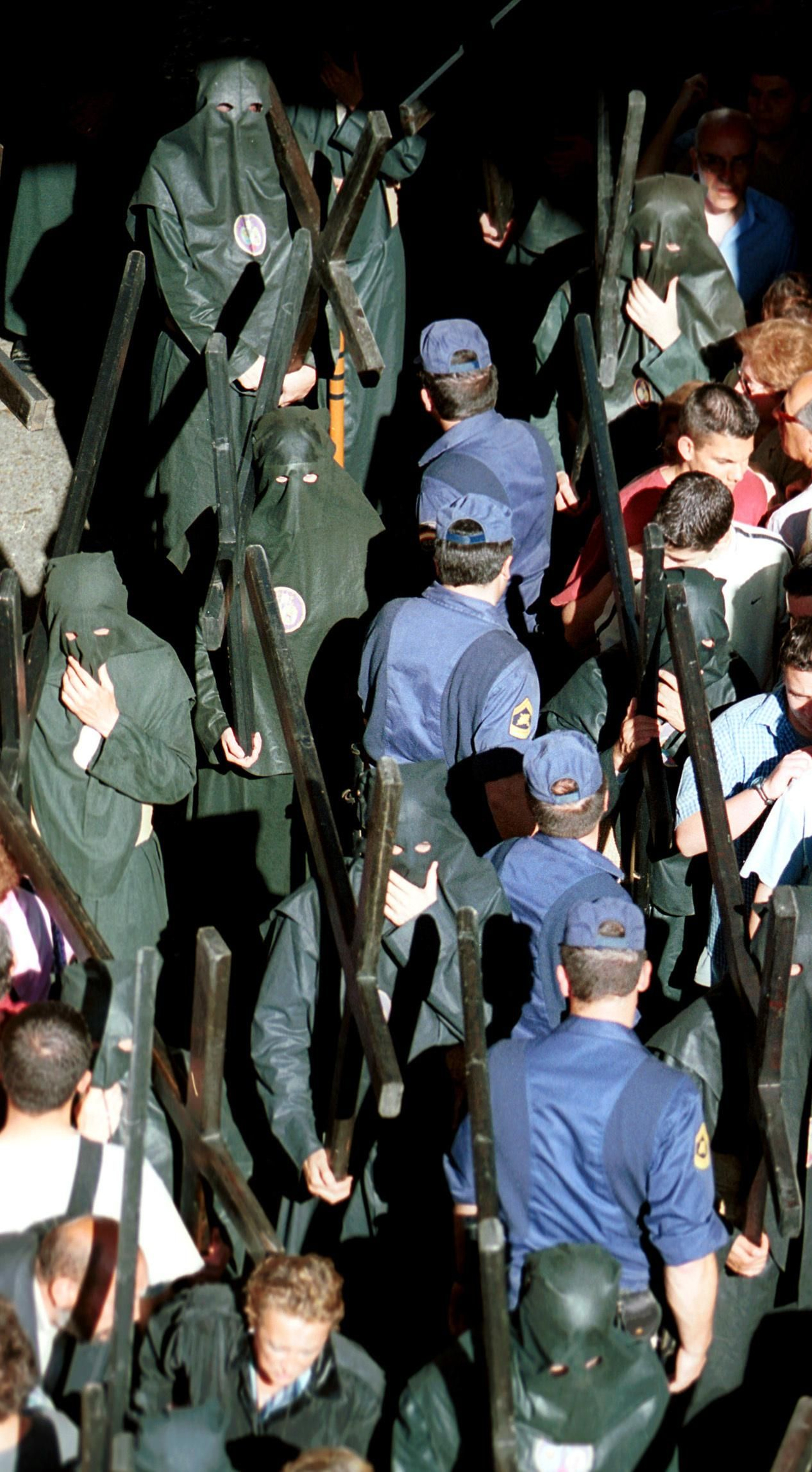 Agentes de la Policía Nacional entre penitentes