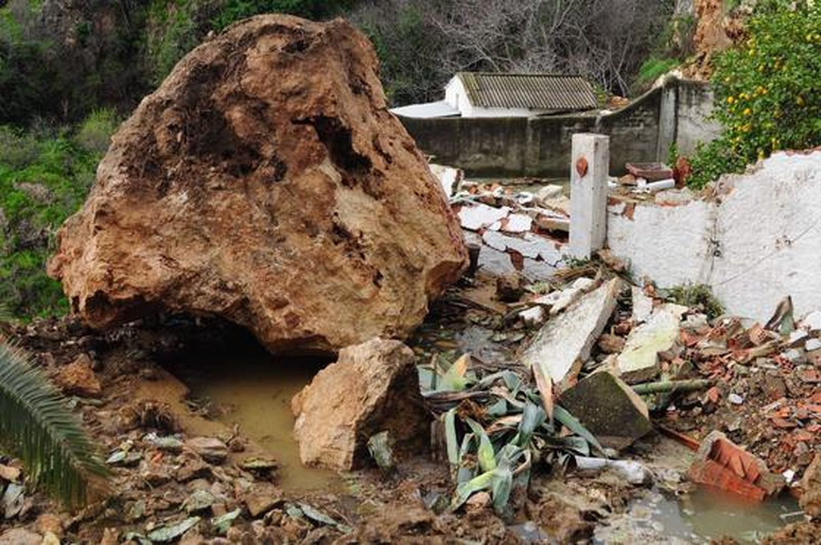 Una de las enormes rocas que cayeron sobre varias viviendas en Casarabonela.