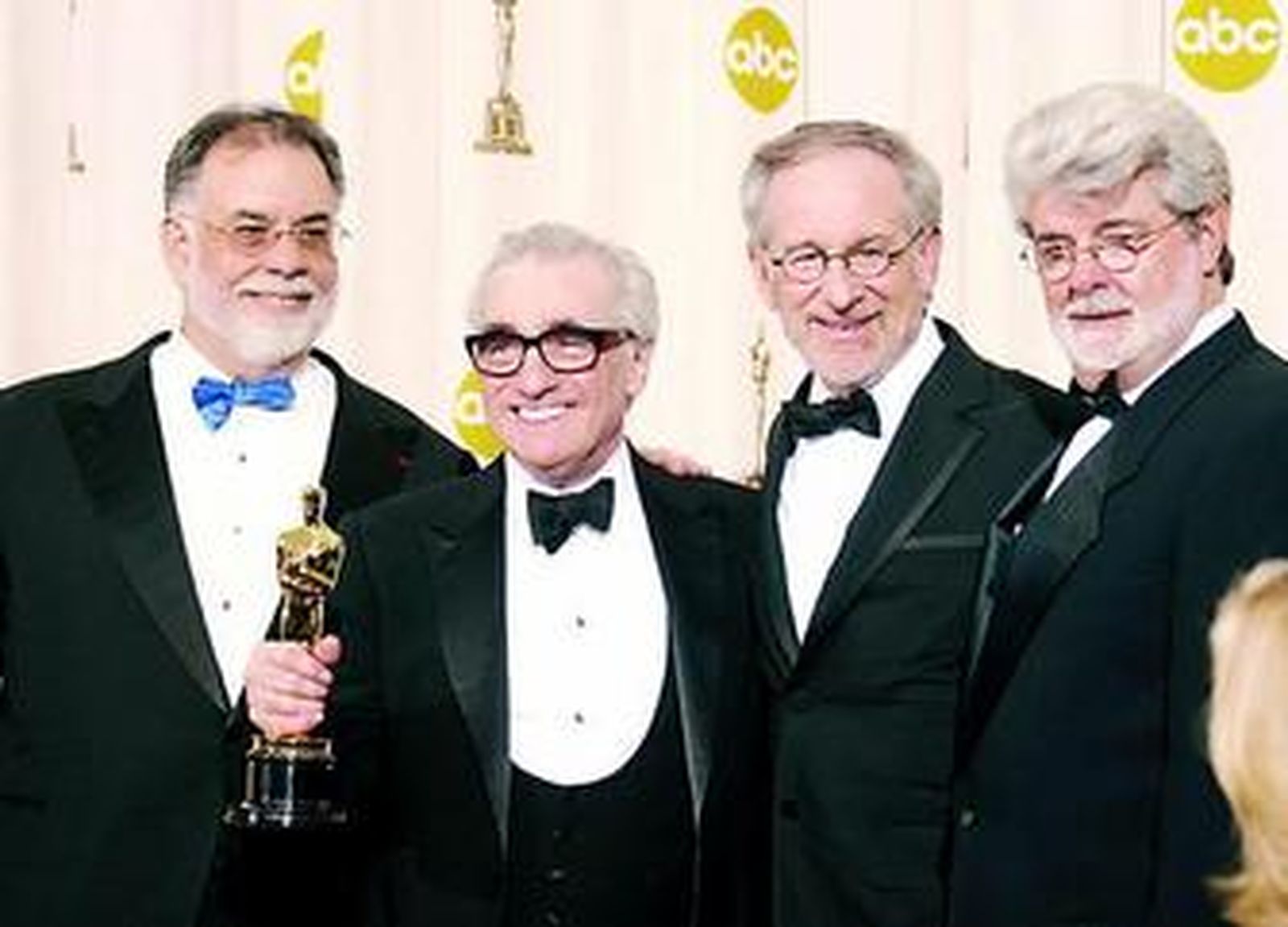 Francis Ford Coppola, Steven Spielberg y George Lucas arropan a Scorsese tras obtener el Oscar en 2007.
