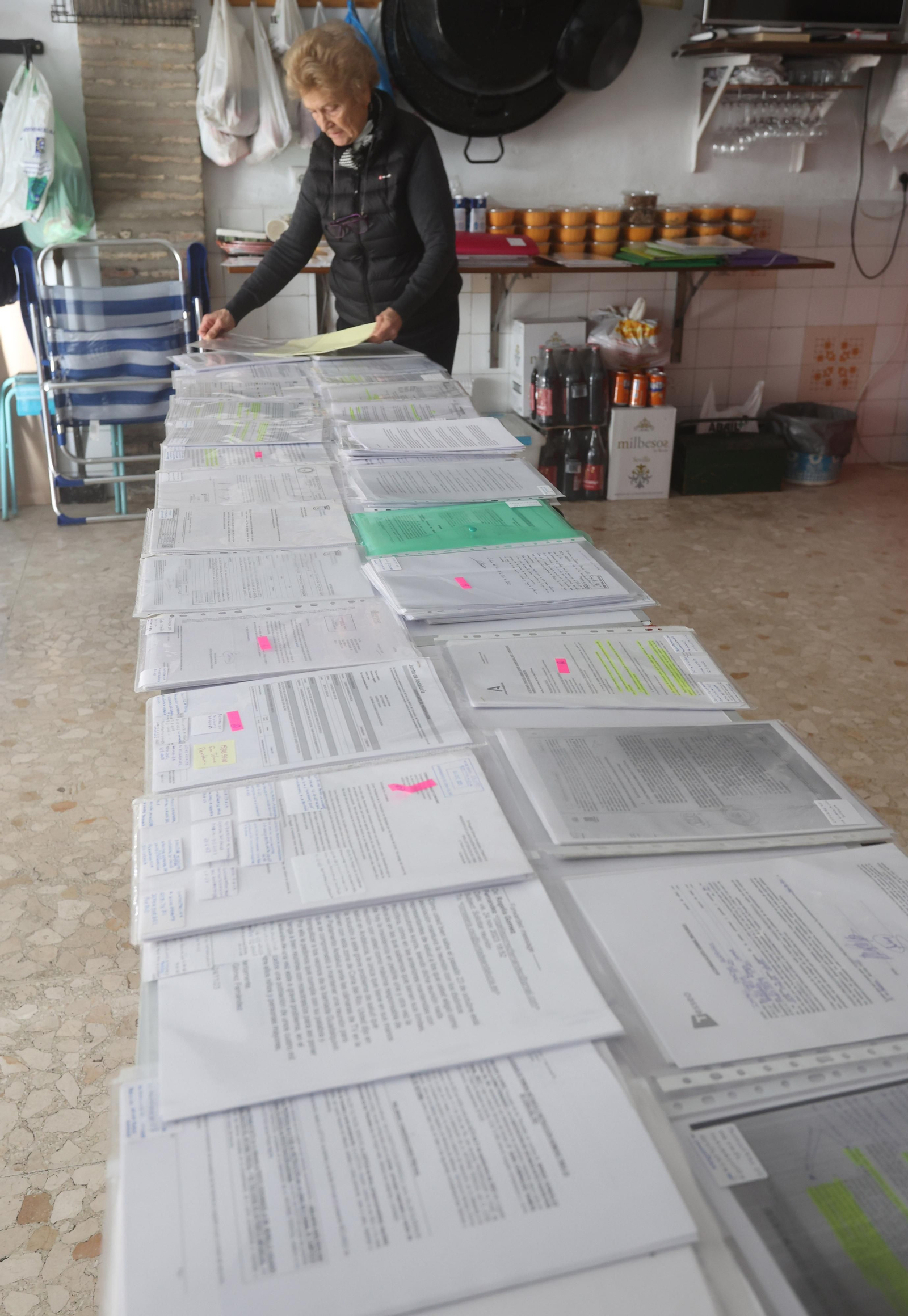 Rogelia al final de la larga mesa que expone toda la documentación archivada.