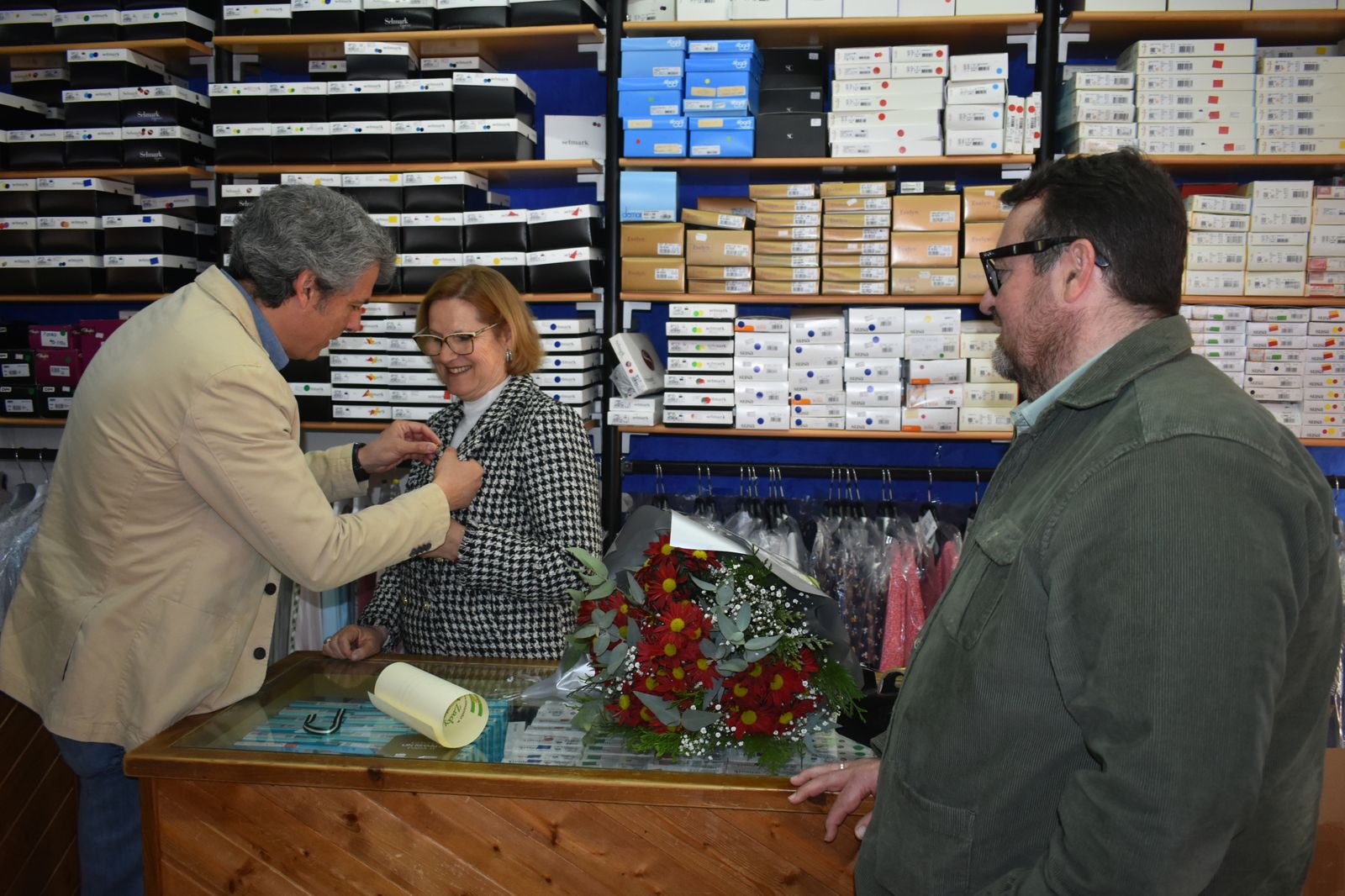Romero visita Corsetería Zady por su medio siglo de actividad.