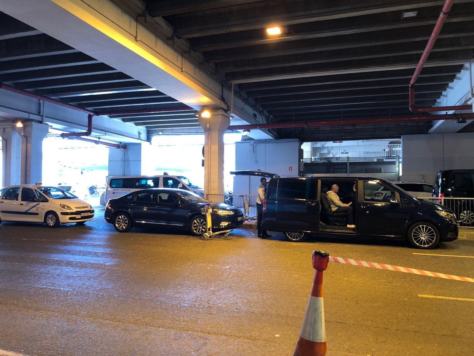 Los VTC recogieron ayer a clientes en el aeropuerto sin problemas.