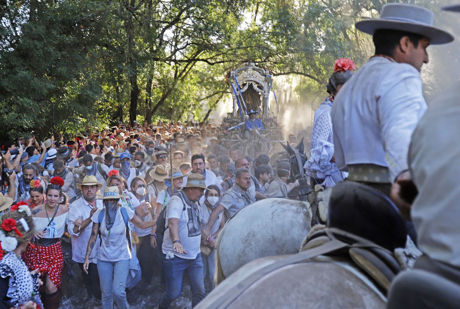 Imágenes de la Hermandad de Huelva a su paso por El Charco