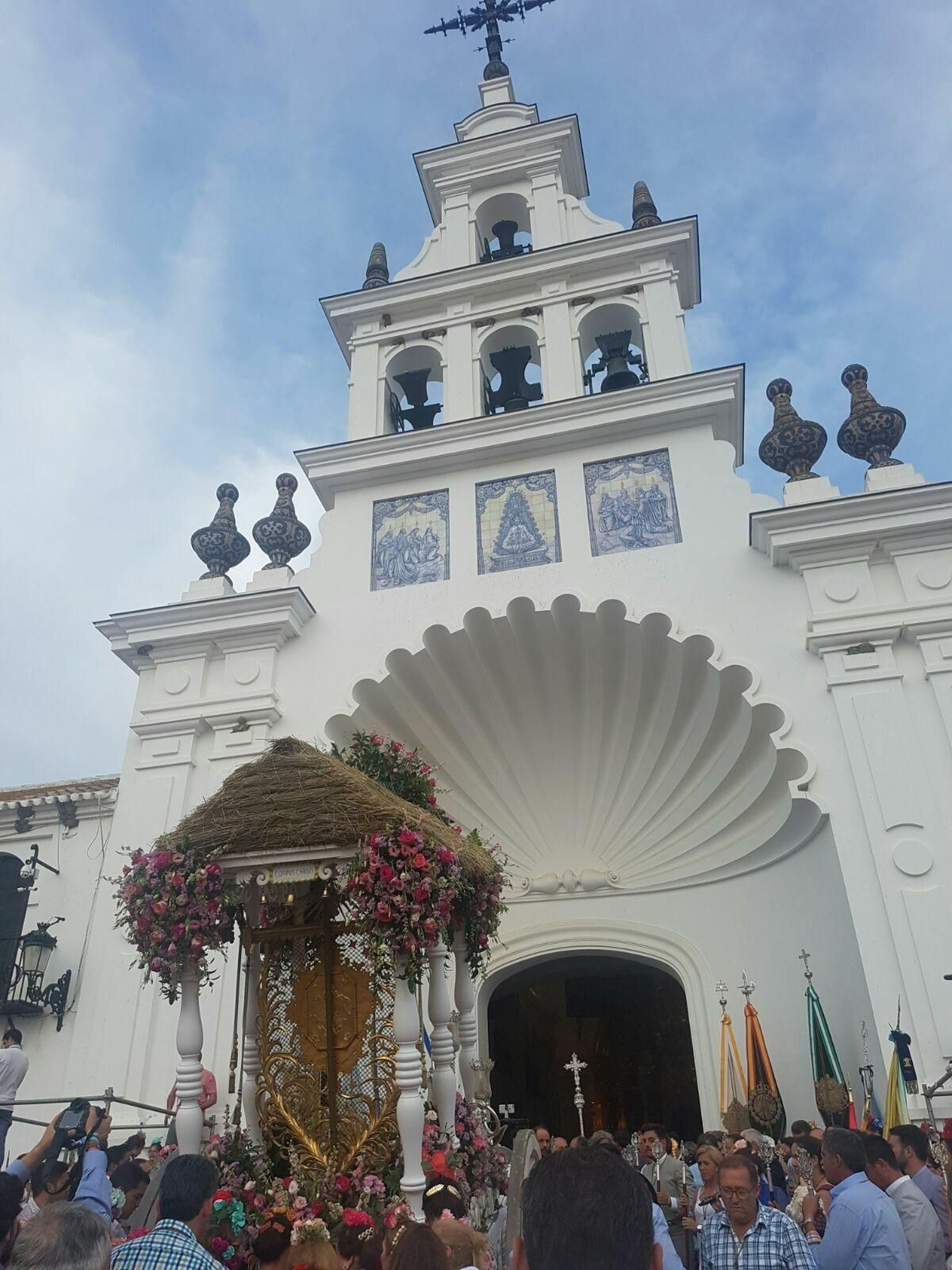 El Simpecado de Algeciras, frente a la ermita en 2017.