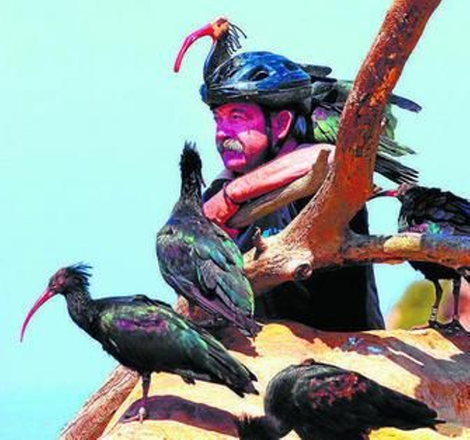 Uno de los cuidadores del programa rodeado de aves.