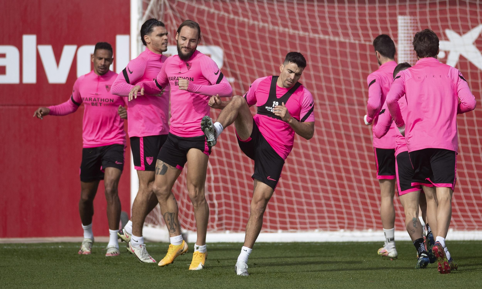 Acuña, novedad en la lista, se ejercita, ayer, ante Fernando, Rekik y Gudelj.