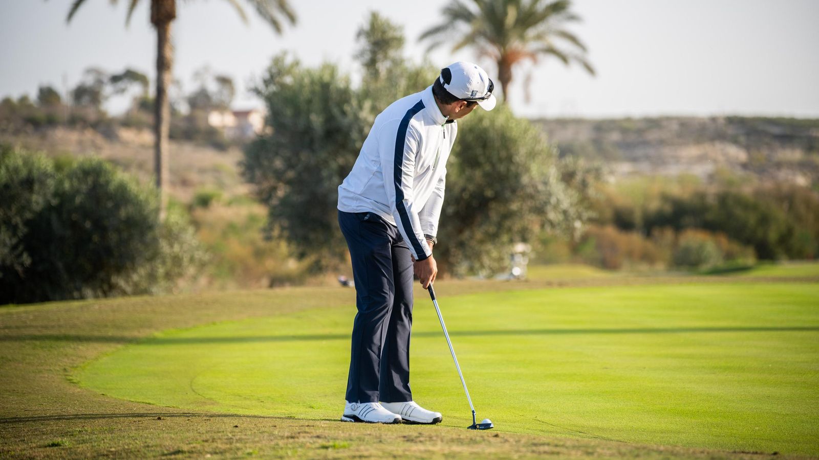 Uno de los participantes en la competición preparado para realizar un golpe durante el torneo.