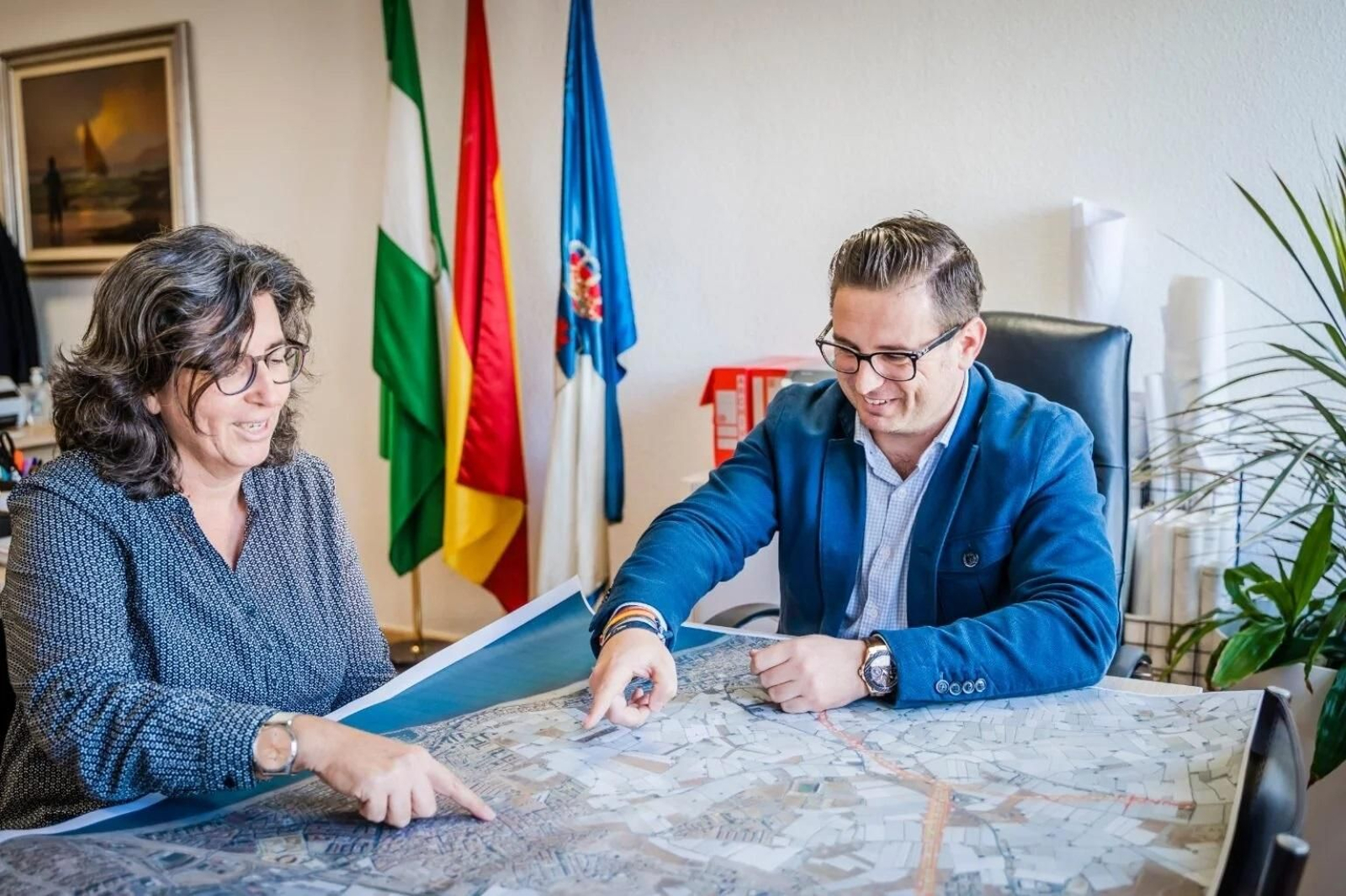 El concejal revisa unos planos del municipio.