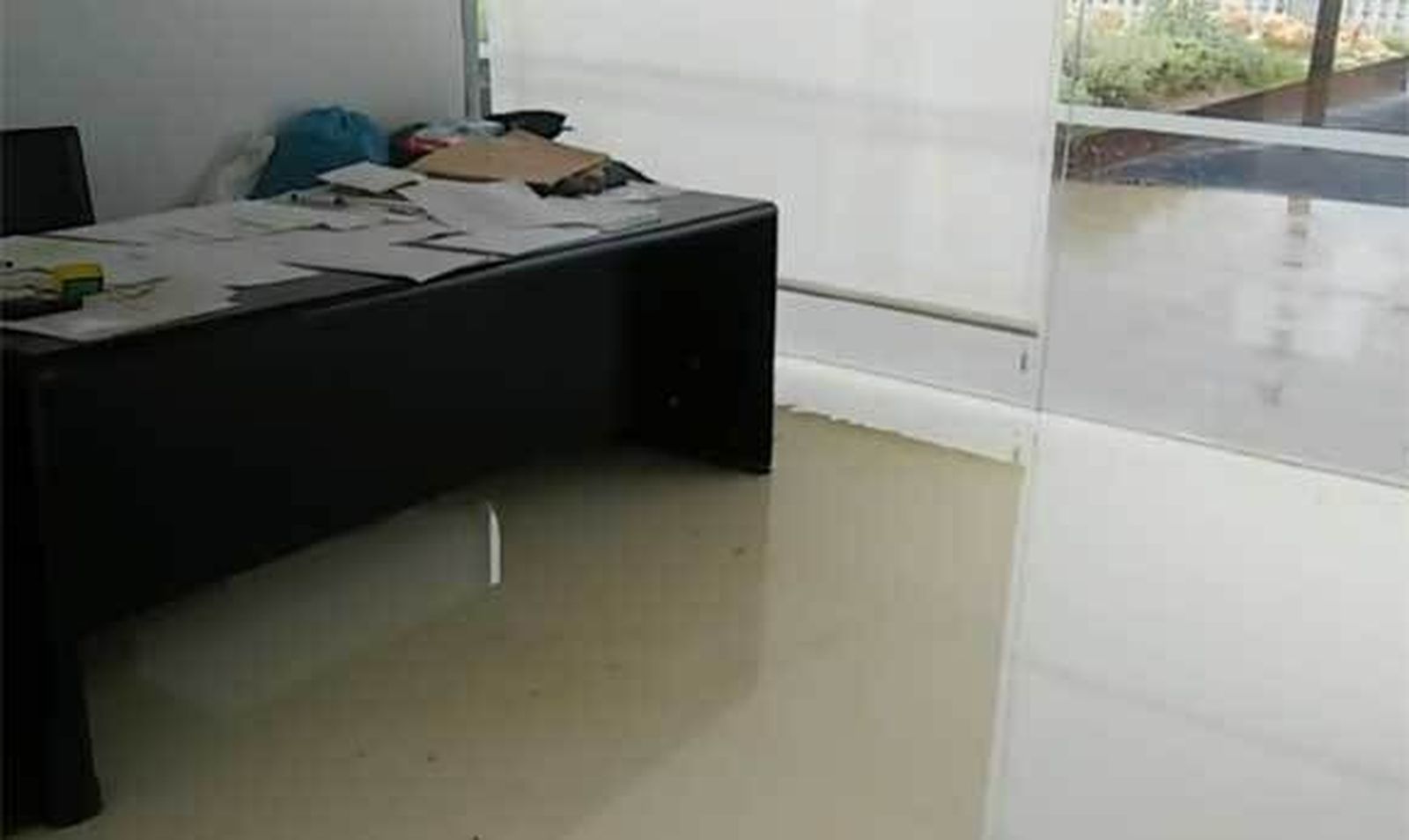 El suelo de una de las estancias, totalmente cubierto de agua.