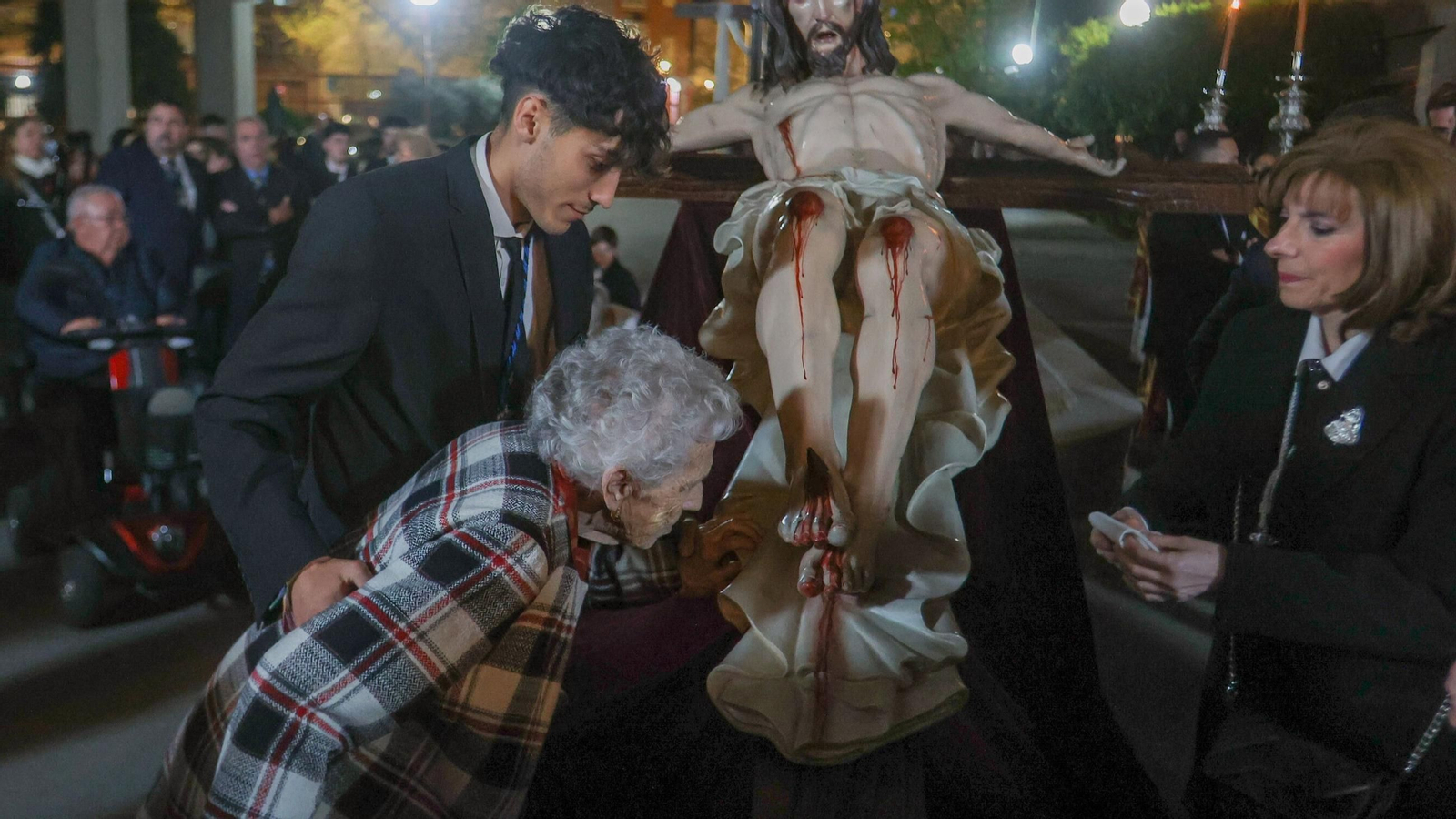 Las mejores imágenes del Vía Crucis de la Hermandad de los Salesianos 2025