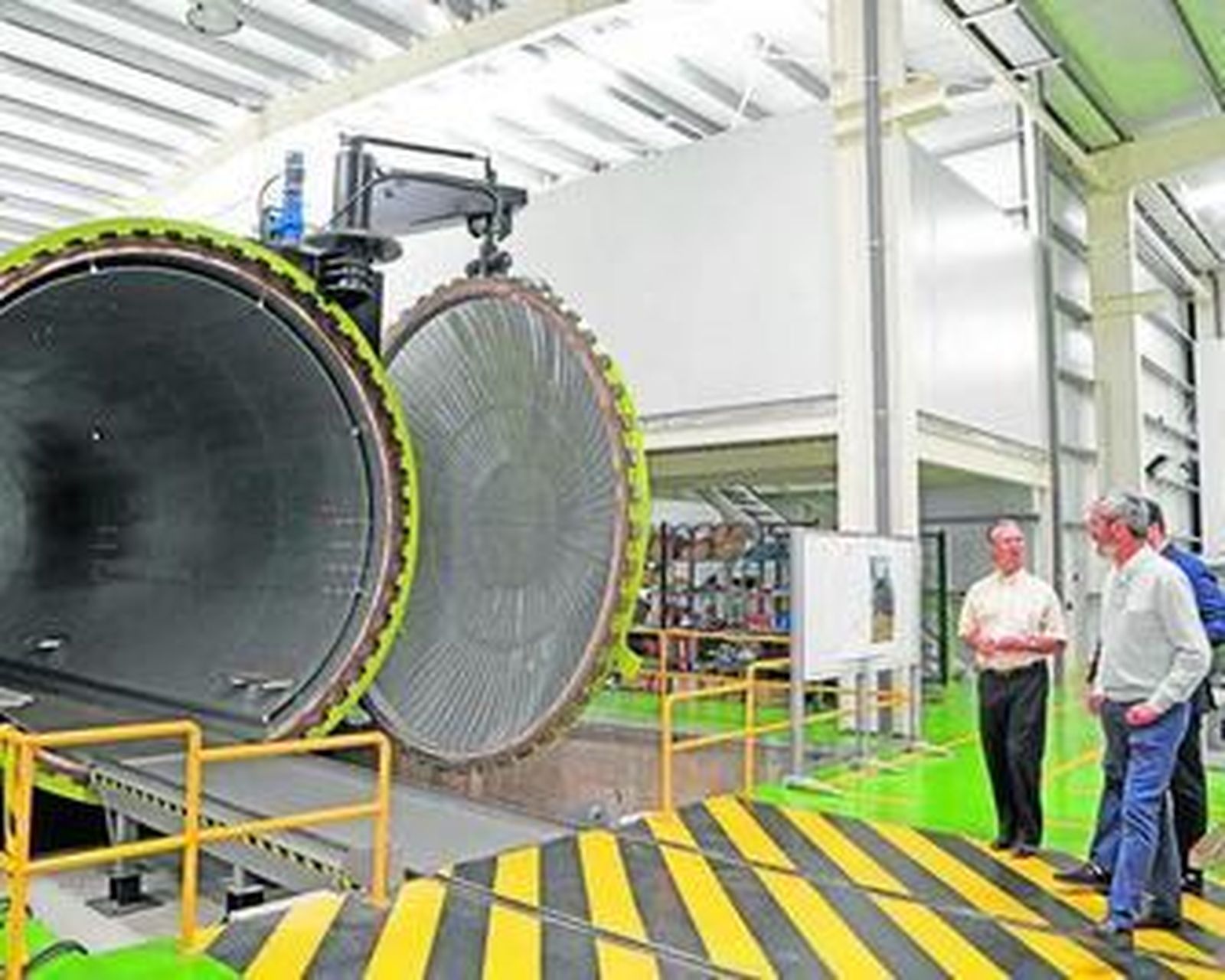 Visita de un grupo de inversores a la planta de Carbures en Jerez a mediados de año.