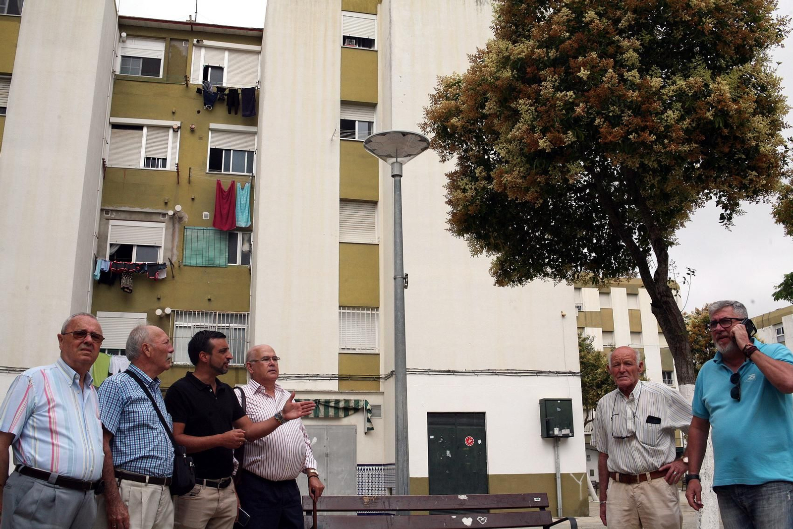 Díaz en la supervisión de la instalación de nueva luminaria LED.