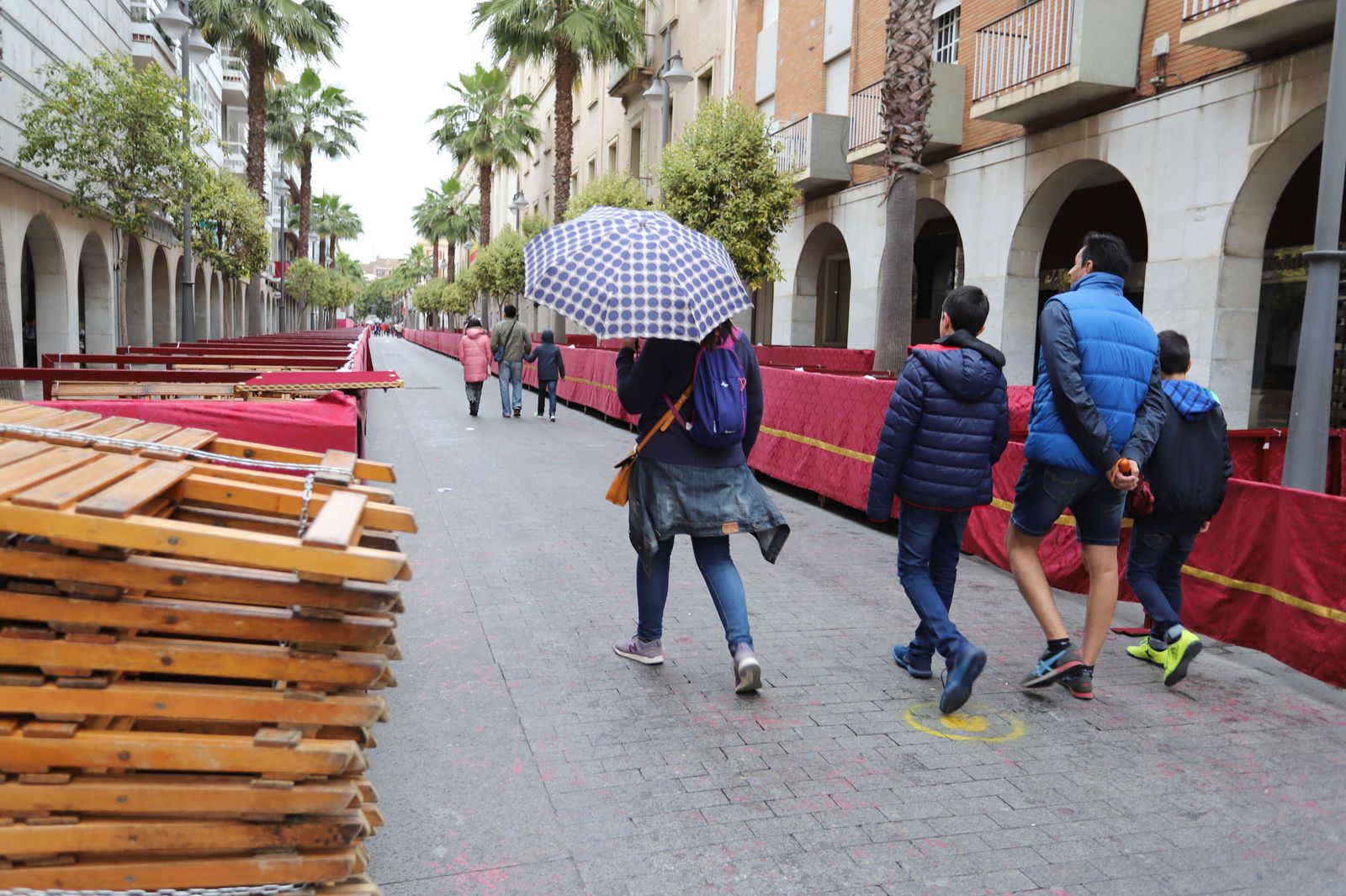 El mal tiempo vacía las calles durante la Semana Santa de Huelva.