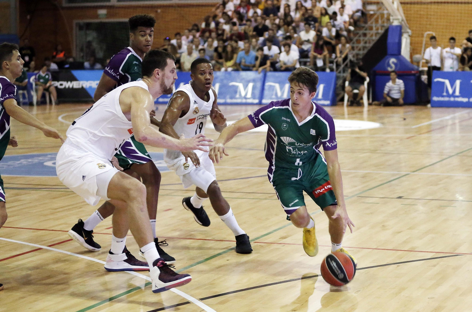 Alessandro Scariolo bota frente a Kuzmic y ante la mirada de Ismael Tamba. Alessandro Scariolo bota frente a Kuzmic y ante la mirada de Ismael Tamba.