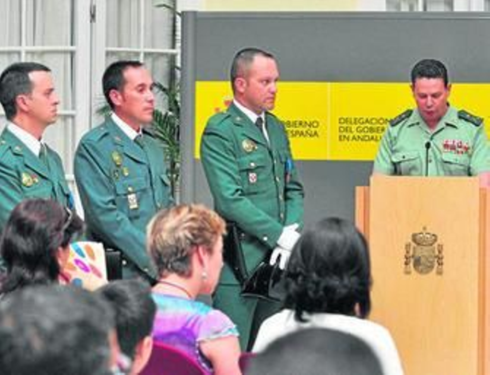 El general Laurentino Ceña y los tres guardias condecorados con la medalla al mérito de Protección Civil.