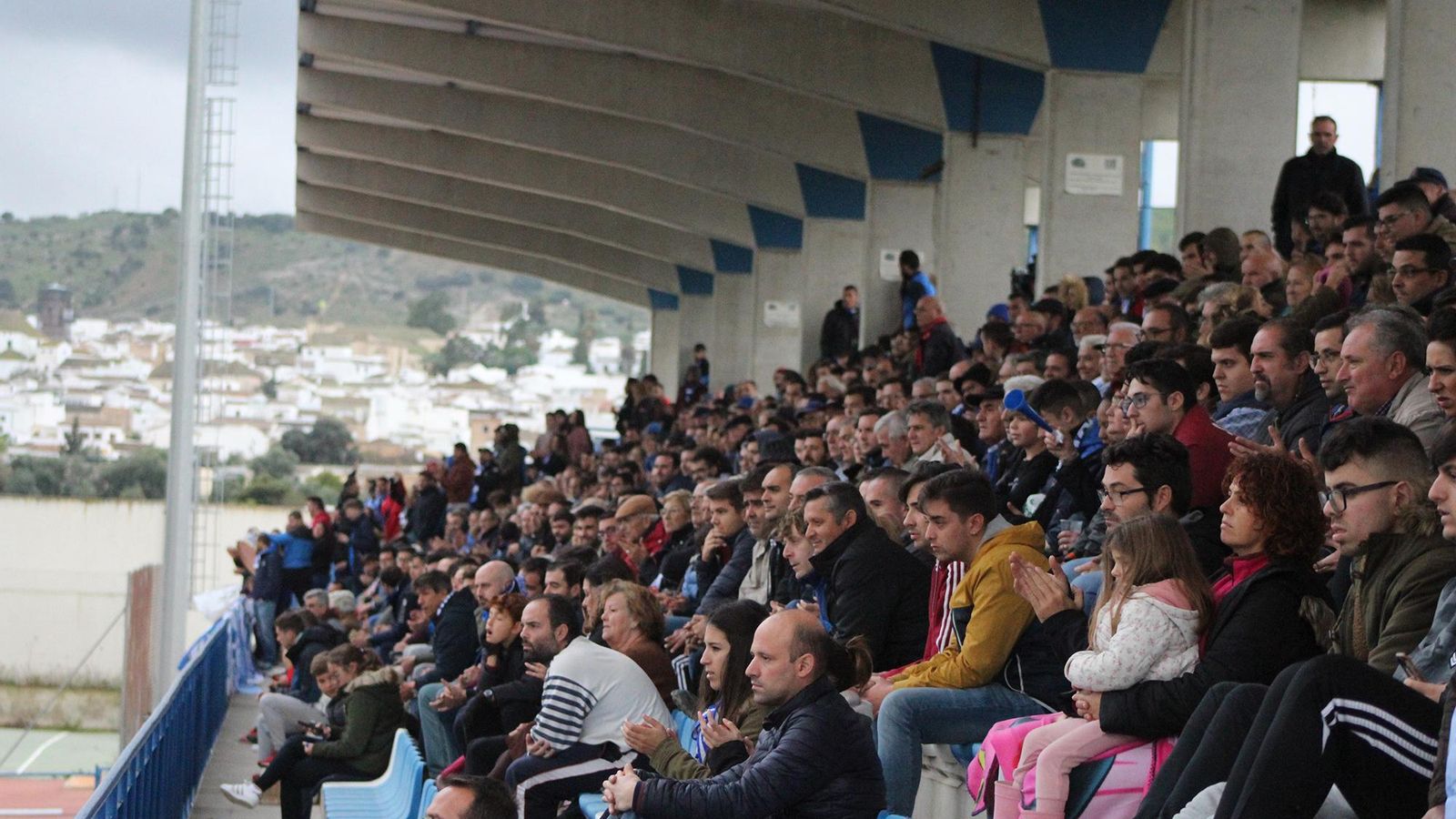 La afición del Xerez DFC arropó a su equipo en el Luis Vega de Bornos.