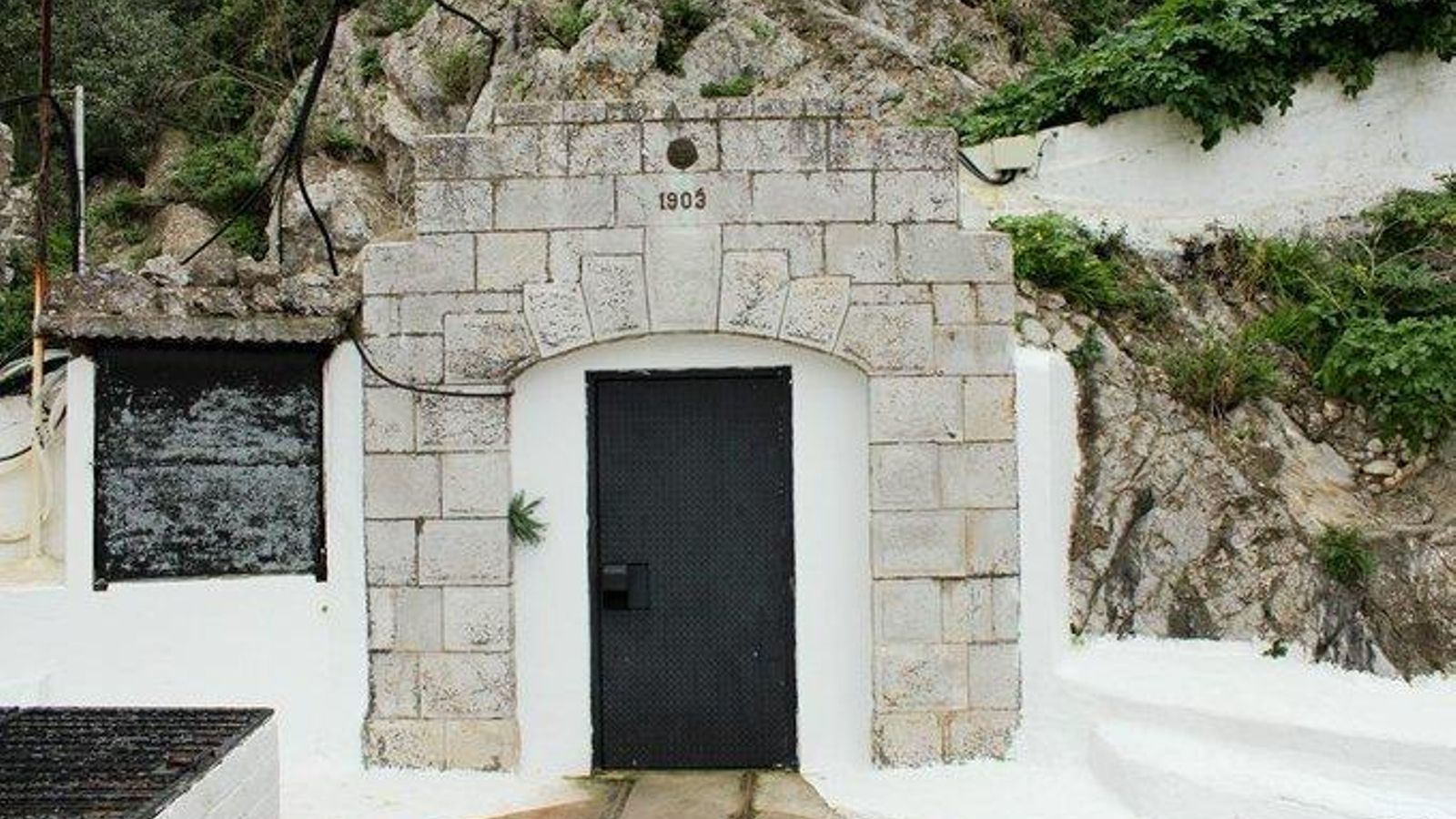 Entrada al túnel de depuración de Aquagib en la parte superior del Peñón.