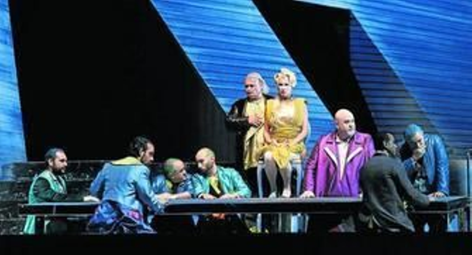 Detalle del ensayo general con los personajes del rey Candaulo y su esposa rodeados de cortesanos.